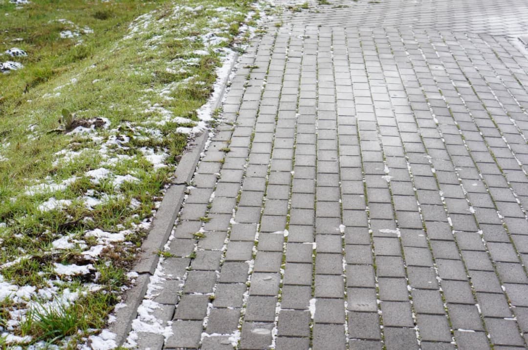 Jak wyczyścić kostkę brukową: 5 skutecznych metod bez chemii