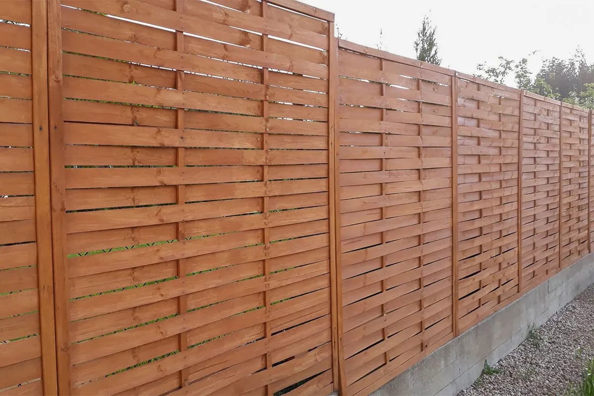 Czym pomalować drewniany płot forum – najlepsze porady i produkty