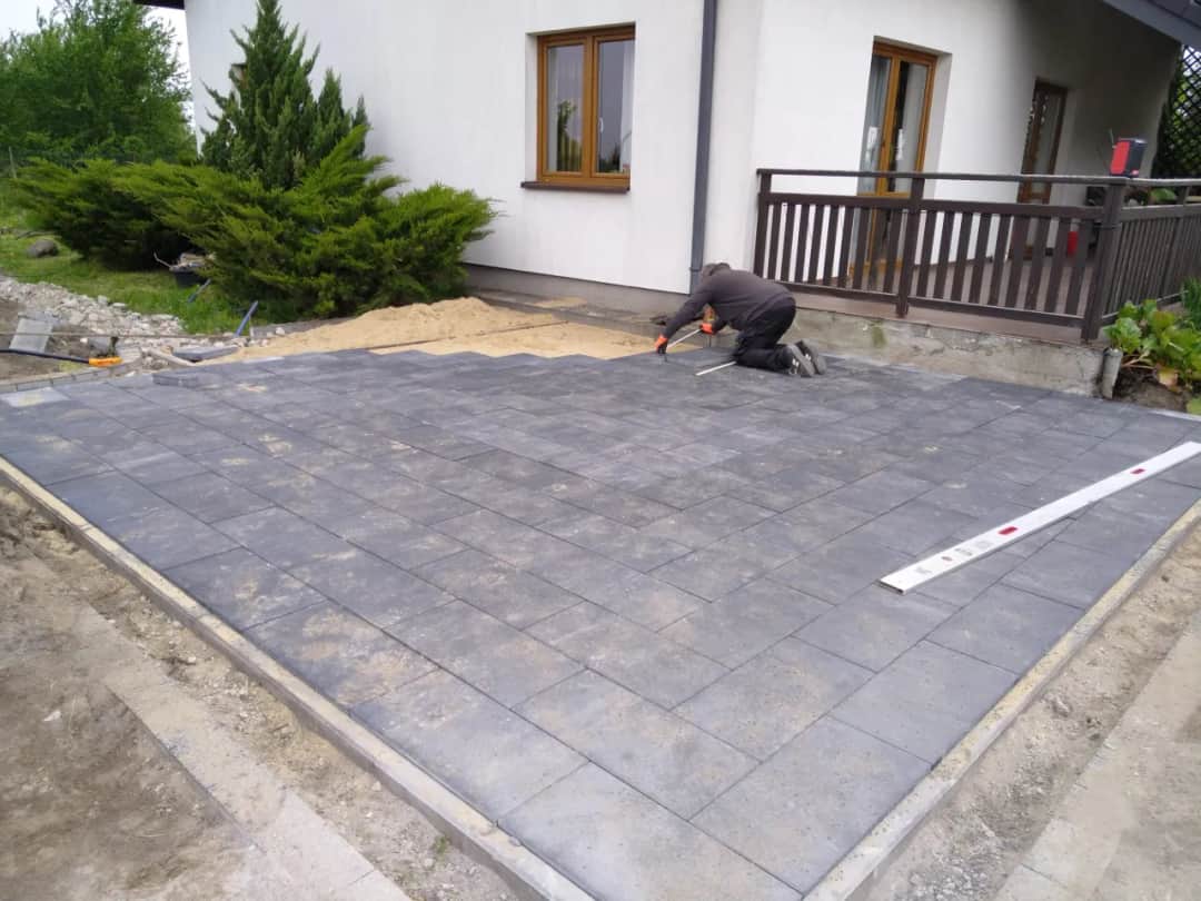 Gdzie i jak zgłosić ułożenie kostki brukowej? Krok po kroku