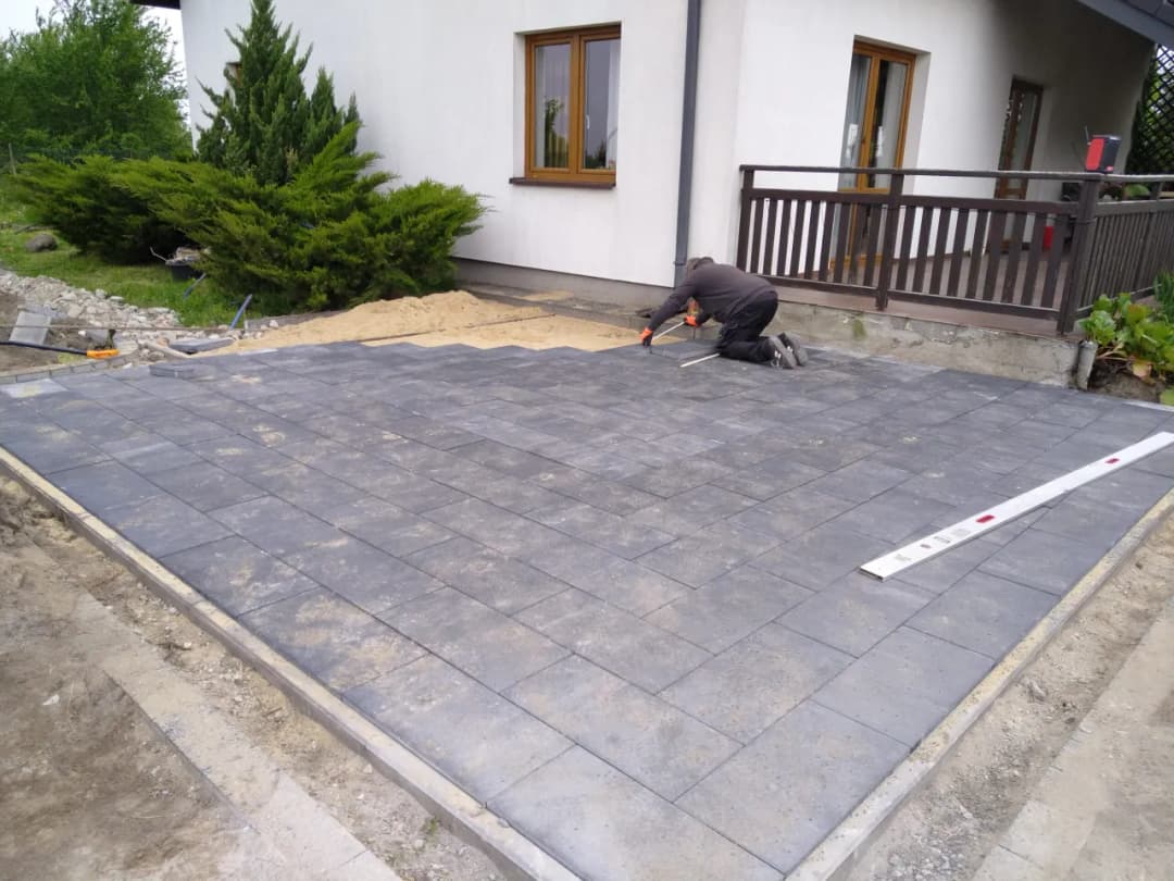 Gdzie i jak zgłosić ułożenie kostki brukowej? Krok po kroku