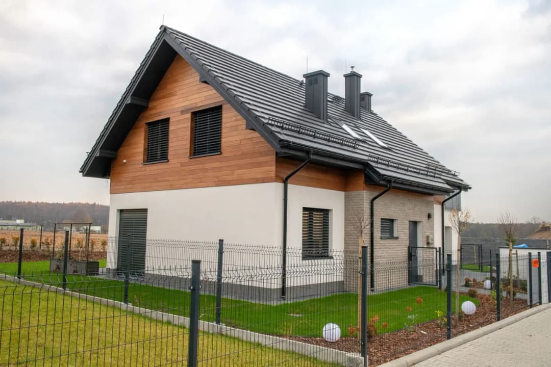 Dach dwuspadowy: charakterystyka, zalety i zastosowanie w Polsce