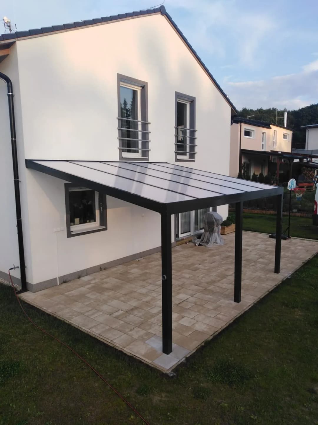 Dachy z poliwęglanu: zalety, zastosowania i koszty - poradnik