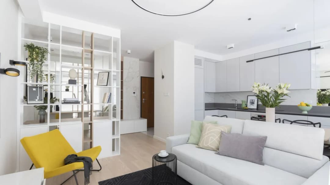 Jak optycznie powiększyć mały salon: 8 skutecznych trików