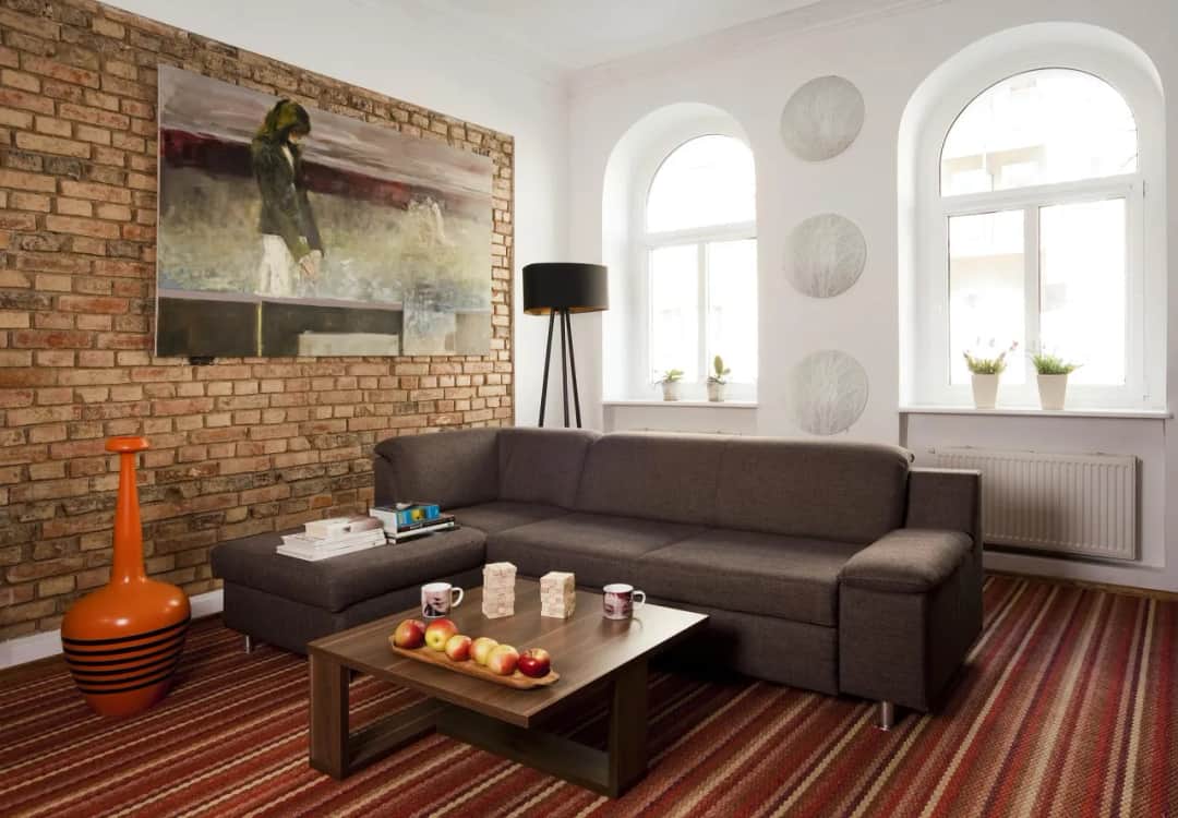 Jaką cegłę wybrać do salonu? Najlepsze rodzaje i aranżacje