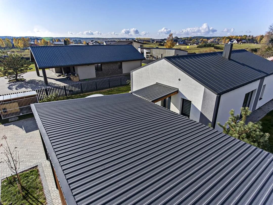 Blacha trapezowa na dach: zalety, montaż i koszty - poradnik