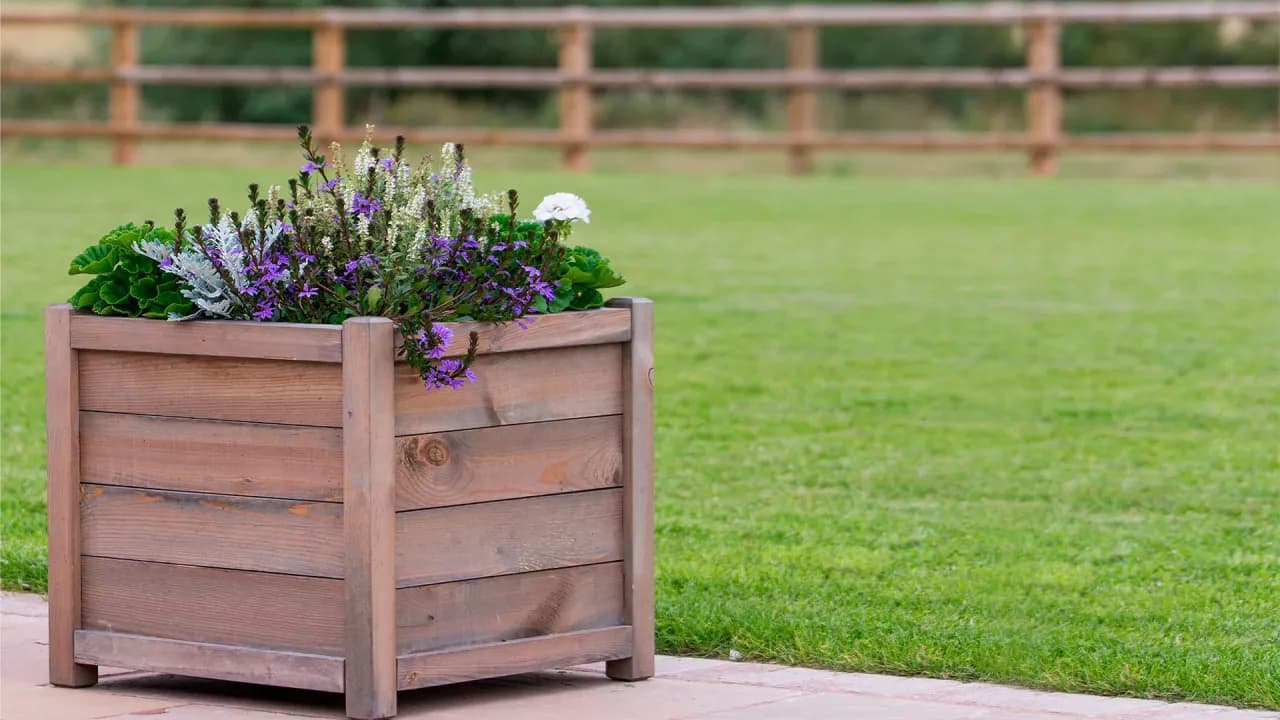 Jak zrobić kwietnik z drewna do ogrodu: 9 praktycznych porad