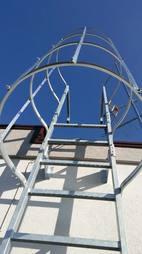 Drabinka na dach: Wybór, montaż i bezpieczeństwo - Wszystko co musisz wiedzieć