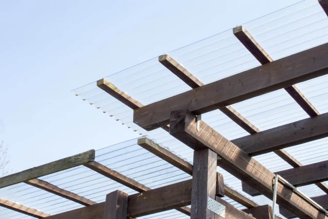 Pleksa na dachy: zalety, montaż i trwałość - co warto wiedzieć?