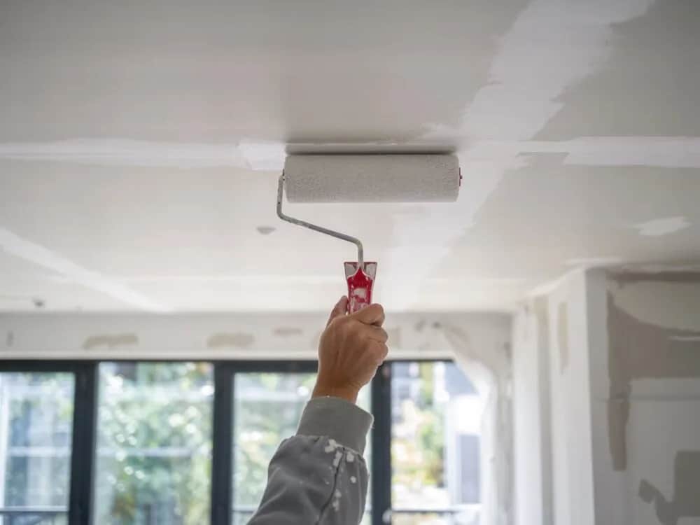 Czy gruntować sufit przed malowaniem? Poznaj zalety i wady