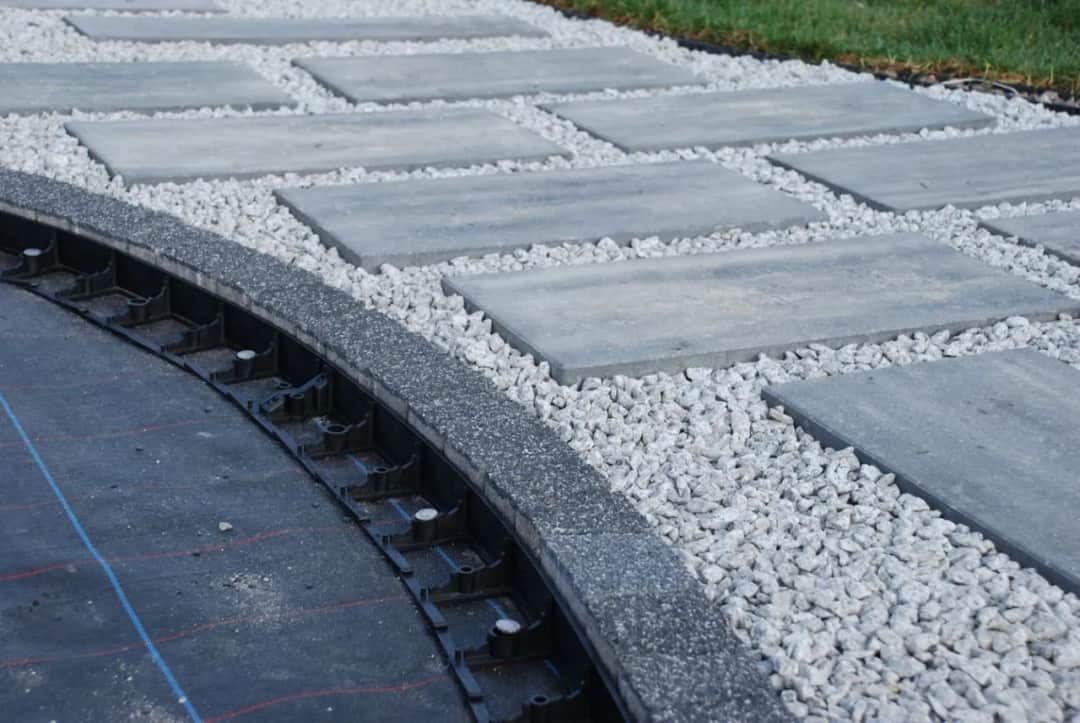 Jak ułożyć obrzeża z kostki brukowej: 5 prostych kroków
