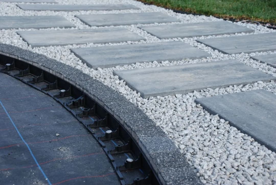 Jak ułożyć obrzeża z kostki brukowej: 5 prostych kroków