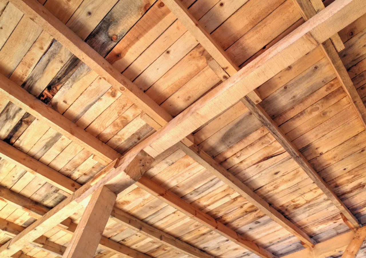 Jakie krokwie na dach wybrać, aby uniknąć problemów z konstrukcją?