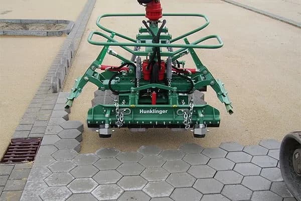 Narzędzia do układania kostki brukowej: co wybrać i ile kosztują?