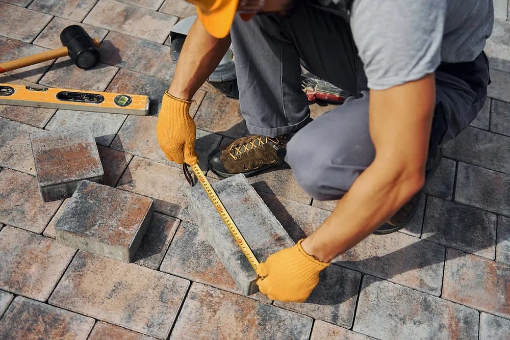 Ile waży kostka brukowa? Poznaj wagę różnych rodzajów i rozmiarów
