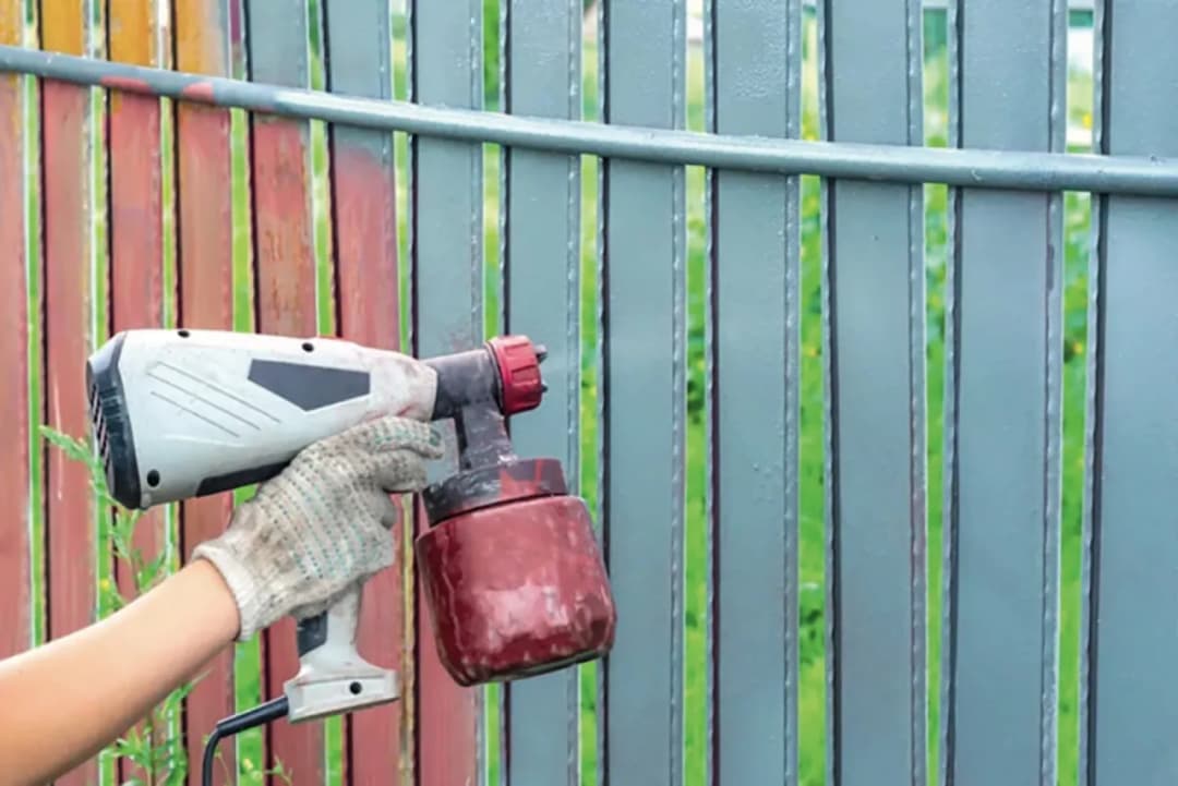 Jak skutecznie pomalować ogrodzenie metalowe - najlepsze farby