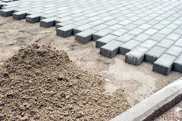 Podbudowa pod kostkę brukową - jakie materiały wybrać?