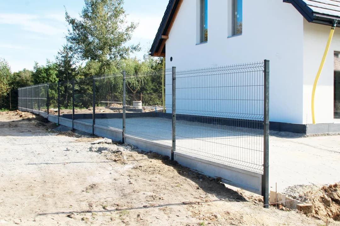 Koszt robocizny ogrodzenia panelowego: Ceny i czynniki wpływu