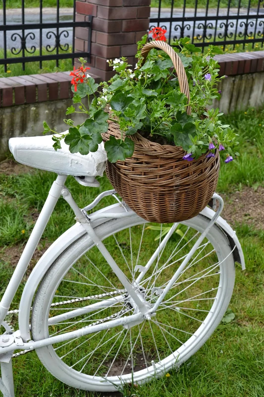 Jak zrobić kwietnik z roweru: DIY krok po kroku + inspiracje