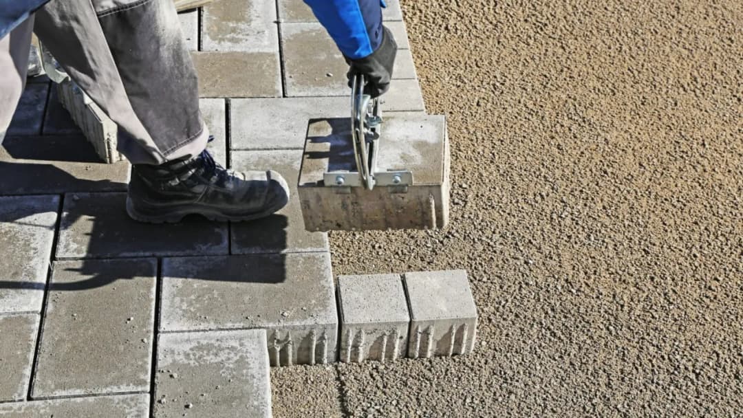 Cena podsypki pod kostkę brukową: Koszty i rodzaje materiałów