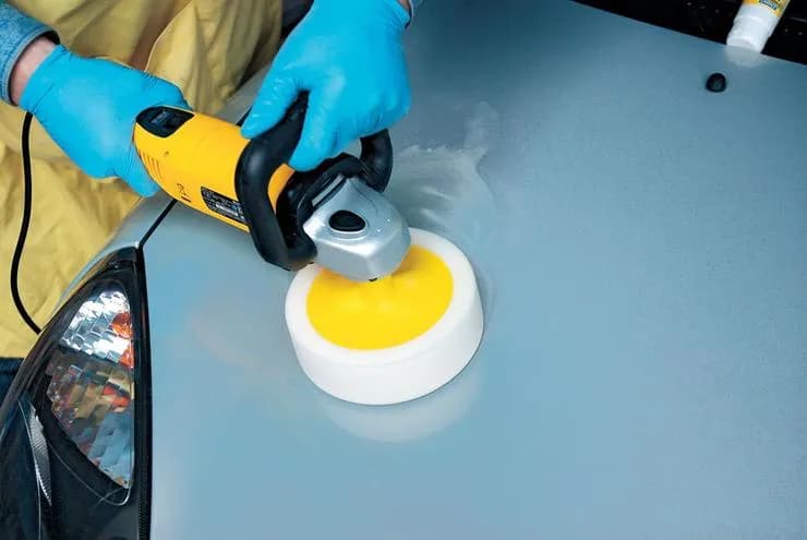 Kiedy polerować lakier po malowaniu? Poznaj bezpieczny termin