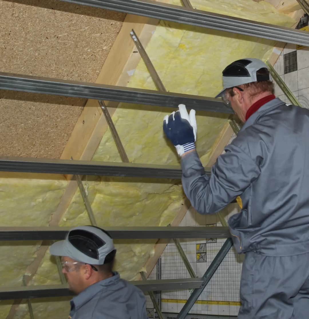 Ocieplenie dachu wełną: Proces, korzyści i najlepsze praktyki