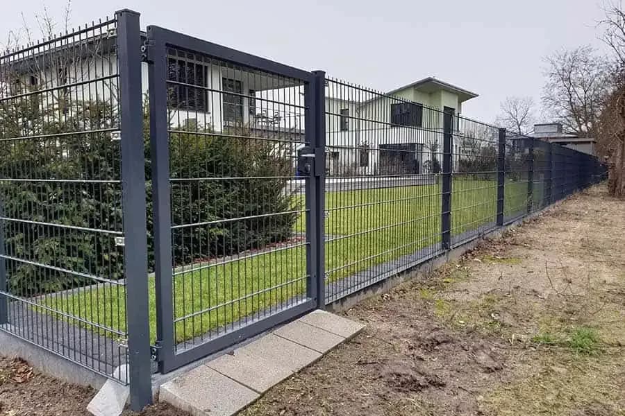 Przepisy o ogrodzeniach: Jak daleko od granicy postawić płot?